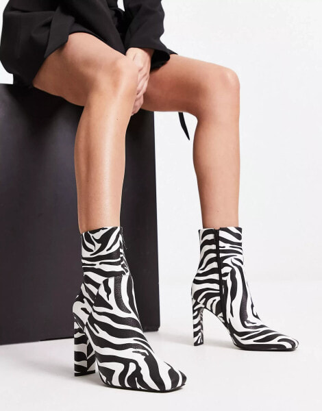 ASOS DESIGN – Embassy – Stiefeletten mit hohem Absatz und Zebramuster