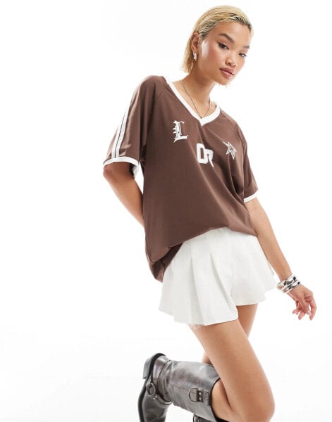 Lioness v neck sports jersey top in brown with white contrast trims