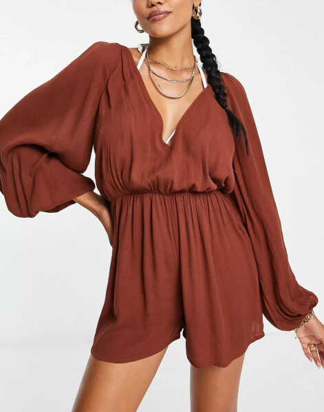 ASOS DESIGN Größere Brust – Strand-Playsuit aus fließendem Material in Rostrot mit tiefem Ausschnitt und Knitterstruktur