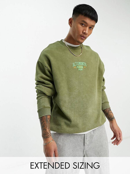 ASOS DESIGN – Oversize-Sweatshirt in Grün mit Acid-Waschung und mittiger Stickerei