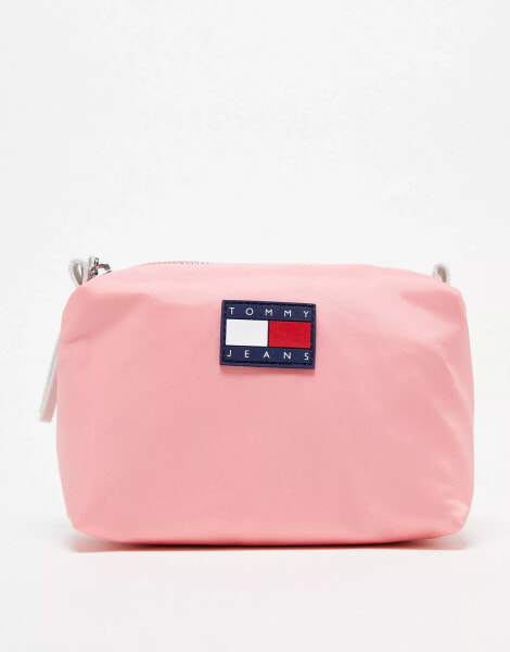 Tommy Jeans logo washbag in pink