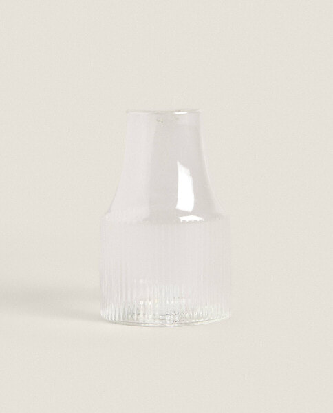 Borosilicate salt shaker with raised design