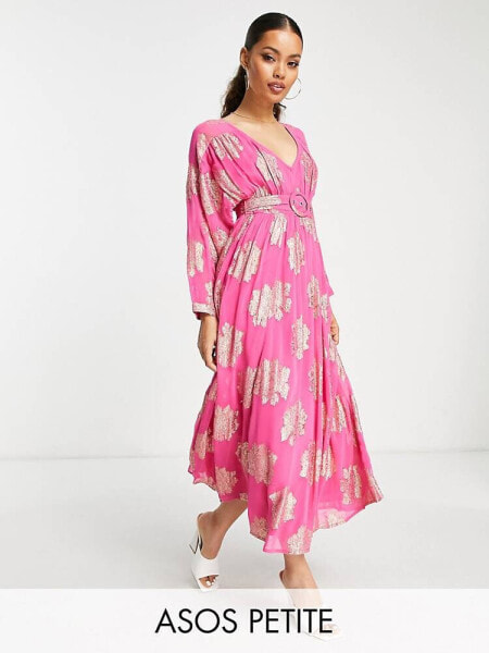 Вечернее платье ASOS DESIGN Petite розовое с поясом и рукавами летучая мышь из жаккарда в металлическом стиле