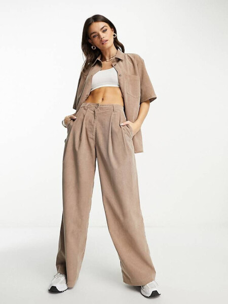 ASOS DESIGN – Locker fallende Hose aus feinem Cord in Braun mit weitem Schnitt, Kombiteil