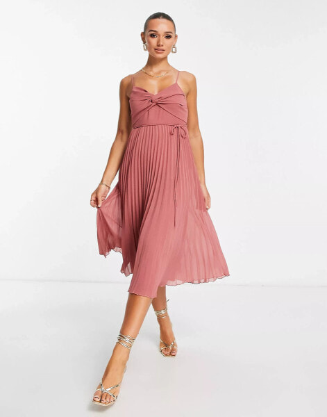 ASOS DESIGN – Plissiertes Midi-Trägerkleid in Rosépink mit Gürtel und verdrehter Vorderseite