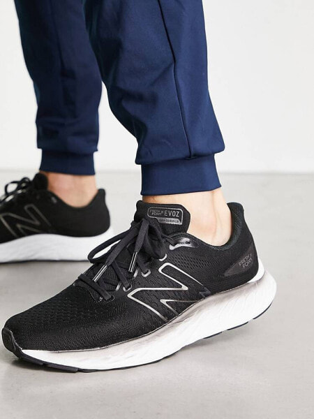 Кроссовки мужские New Balance EVOZ в черном и белом