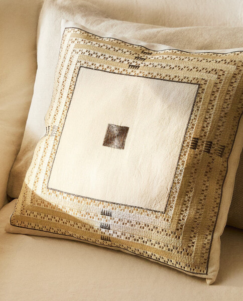 Декоративная подушка ZARAHOME с золотой вышивкой - обложка