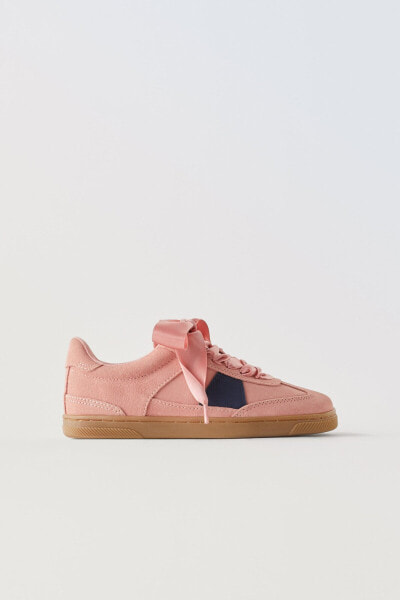 Leather plimsolls with bow