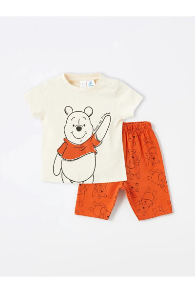 LCW baby Bisiklet Yaka Winnie The Pooh Baskılı Erkek Bebek Şortlu Pijama Takımı