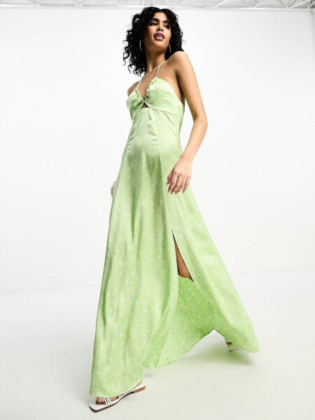 Вечернее платье NA-KD x Stephsa – Макси из атласа, зеленое с декоративным вырезом спереди и цветочным узором