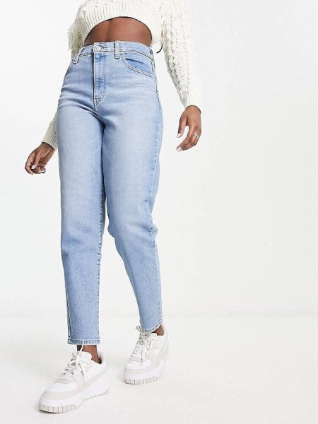 Женские джинсы Levis Mom-Jeans in mittelblauer Waschung und hohem Bund