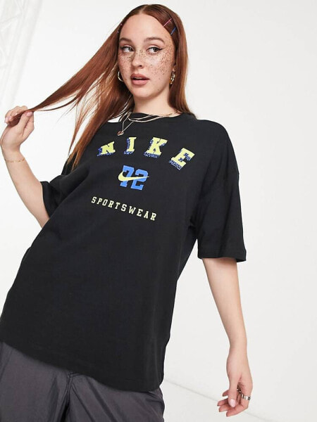 Nike Sportswear – T-Shirt in Schwarz mit College-Logo