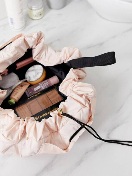 Сумка The Flat Lay Co. - Make-up-Tasche in Zartrosa.