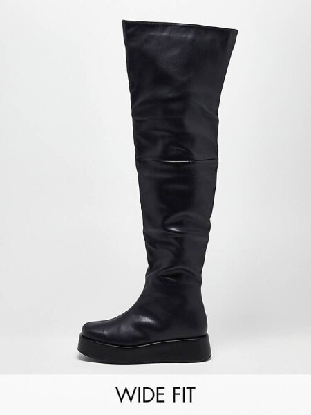 Public Desire Exclusive Wide Fit – Rosie – Flache Overknee-Stiefel in Schwarz, weite Passform