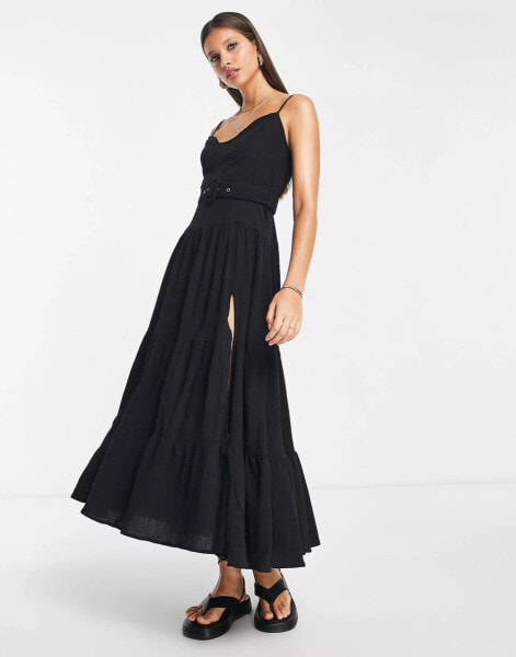 ASOS DESIGN – Gestuftes Maxi-Sommerkleid in Schwarz mit Gürtel