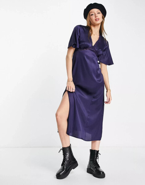 Influence – Midikleid aus Satin in Marineblau mit Spitzenbesatz und Flatterärmeln