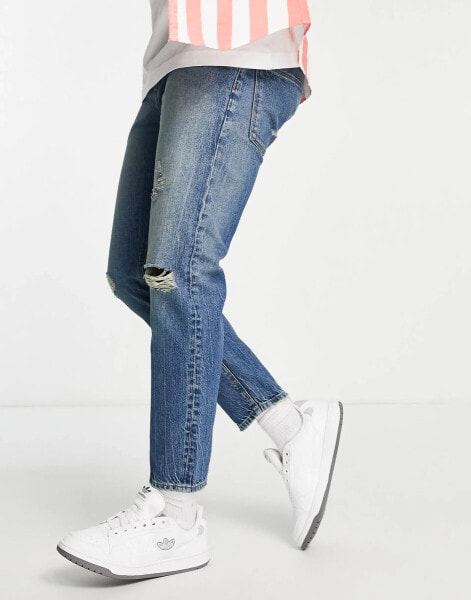 ASOS DESIGN tapered fit jean in tinted wash with knee rips - MBLUE