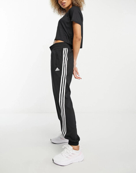 adidas Training – Train Icons – Jogginghose in Schwarz mit den 3 Streifen