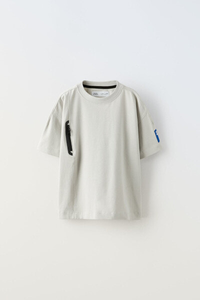 Sporty t-shirt with zip