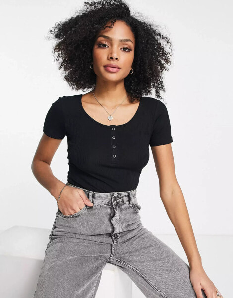 Pieces popper front ribbed top in black