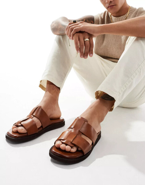 schuh Santino fisherman slides in tan leather