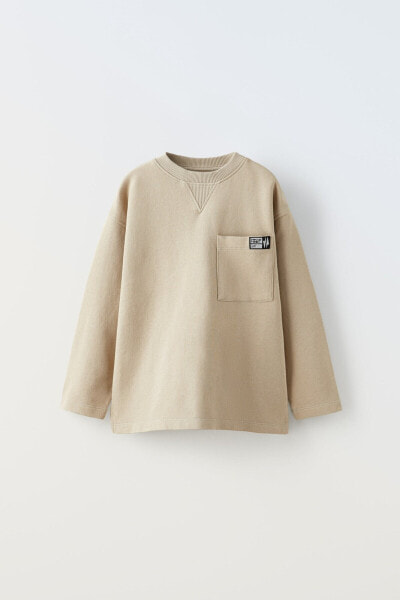 Sweatshirt with label pocket