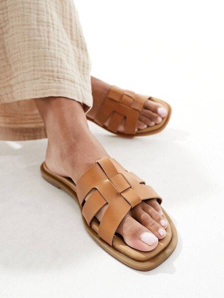 schuh Tierney flat sandals in tan leather