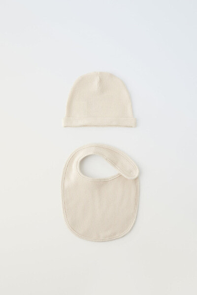 Waffle-knit bib and hat pack