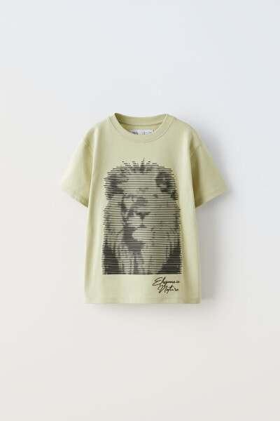 T-shirt with raised lion design