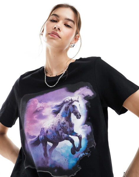 Monki – T-Shirt in Schwarz mit Wildpferd-Print auf der Vorderseite