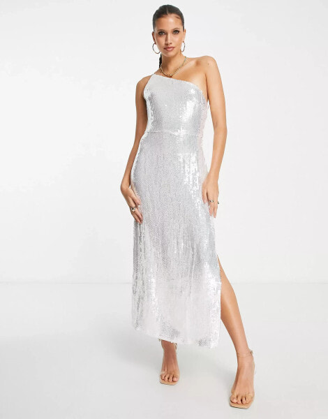 Pretty Lavish – Verziertes Maxikleid mit One-Shoulder-Träger und Schlitz bis zum Oberschenkel in Silber