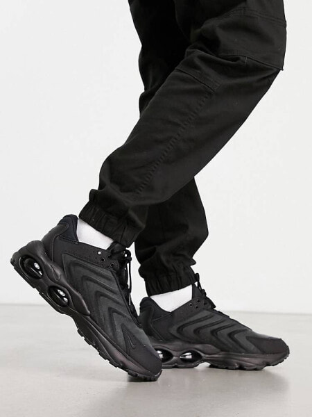 Nike Air Max TW trainers in black