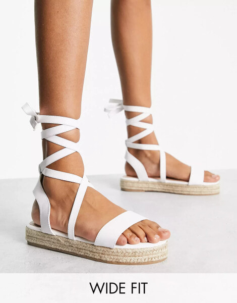 Truffle Collection – Weiße Espadrille-Sandalen in weiter Passform mit Beinschnürung