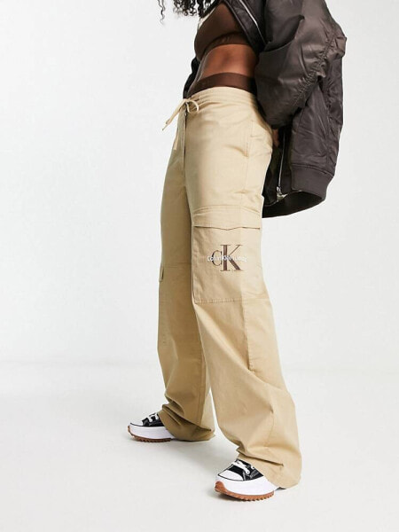 Calvin Klein Jeans – Cargohose in Beige mit Logo