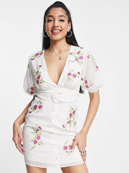 ASOS DESIGN – Kurzes Freizeitkleid in Weiß mit aufgestickten Blumenmotiven