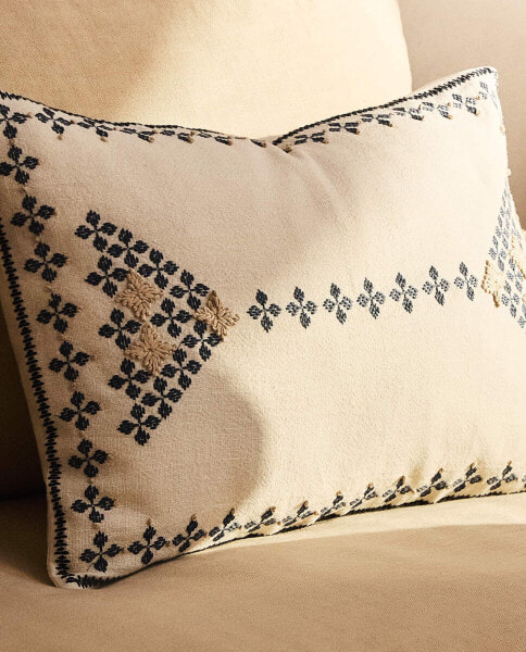 Декоративная подушка с вышивкой ZARAHOME Embroidered cushion cover