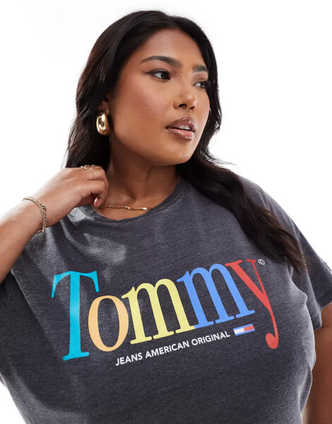 Tommy Jeans Plus – T-Shirt in Schwarz mit Logo in Regenbogenfarben