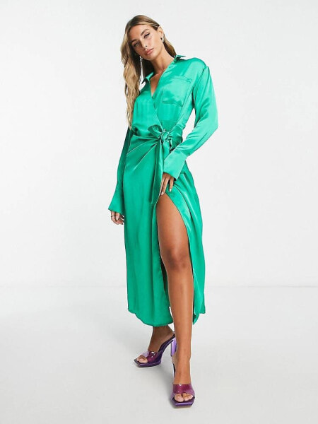 Pretty Lavish – Midaxi-Hemdblusenkleid aus Satin in Smaragdgrün mit Bindegürtel
