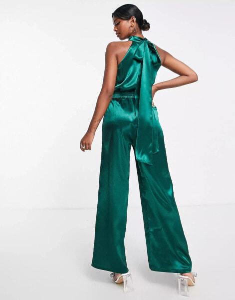 Little Mistress – Hochgeschlossener Jumpsuit aus Satin in Smaragdgrün