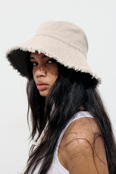 FRAYED BUCKET HAT