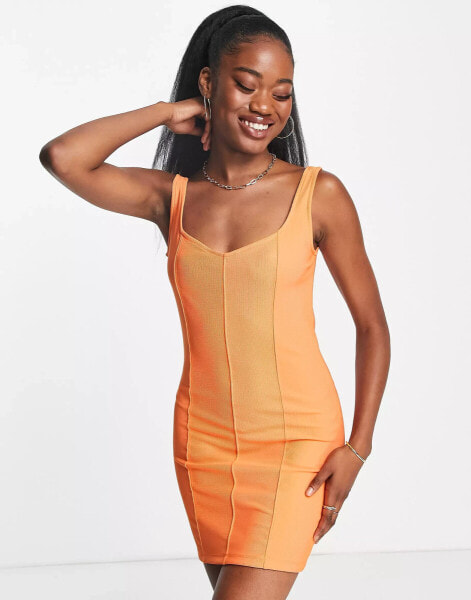 Stradivarius – Figurbetontes Minikleid in leuchtendem Orange mit Ziernaht