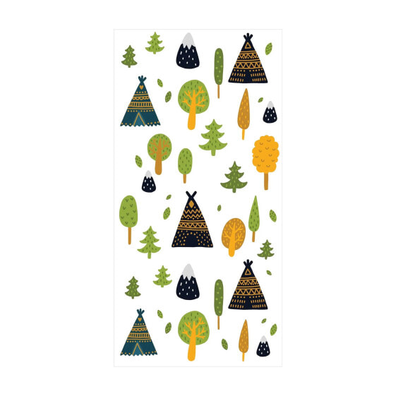 Indianertipis im Wald mit Bergkuppen