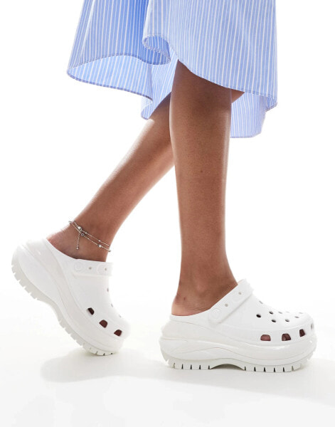 Crocs women Mega crush clogs in white