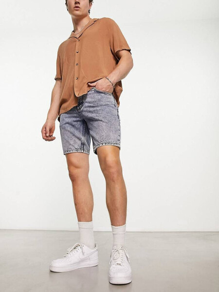 ASOS DESIGN – Schmal geschnittene Jeansshorts in blauer Acid-Waschung, mittlere Länge