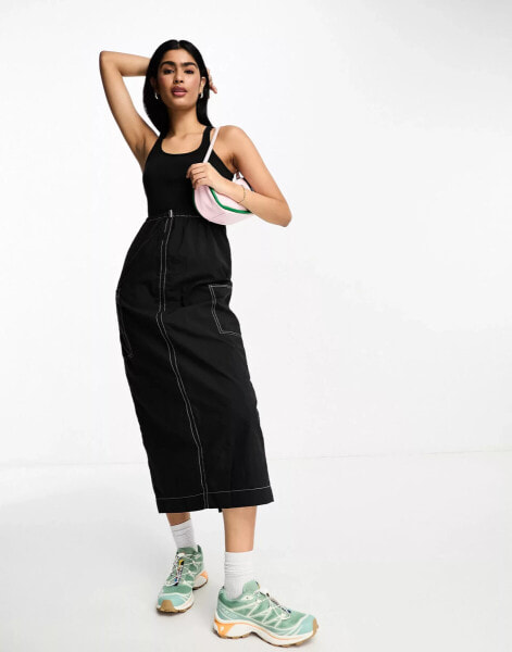 ASOS DESIGN – Geripptes 2-in-1-Kleid aus Trägertop mit U-Ausschnitt und Midi-Cargorock in Schwarz mit Kontrastnaht