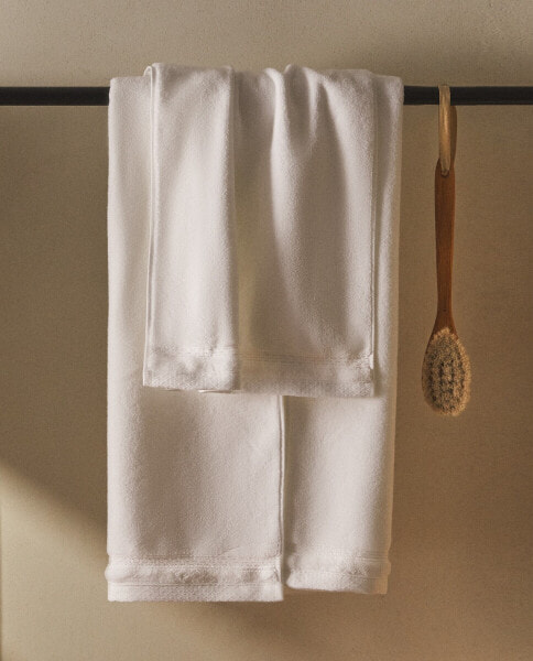 Cotton towel with shiny detail