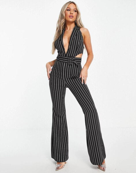 ASOS DESIGN – Smoking-Jumpsuit in Schwarz mit Nadelstreifen, Cut-out, Gürtel und ausgestelltem Bein