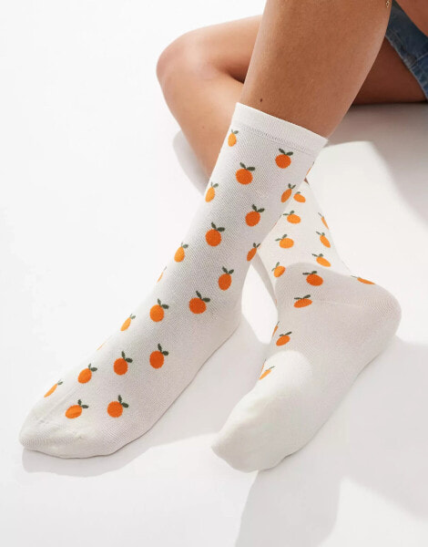 & Other Stories – Socken in Ecru mit Orangenmotiv