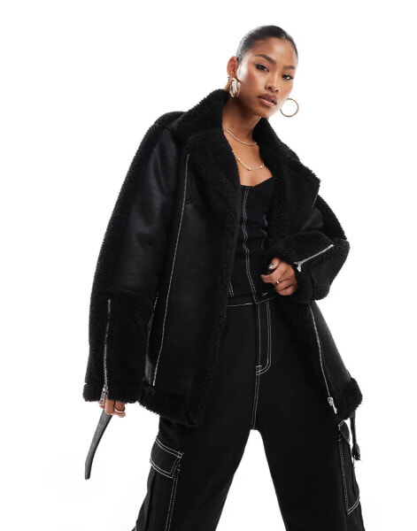 Aria Cove – Oversize-Jacke aus Kunstfell in Schwarz mit breiten Manschetten