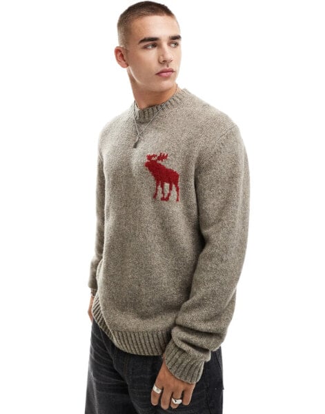 Abercrombie & Fitch – Flauschiger Strickpullover in meliertem Braun mit Intarsie-Markenlogo